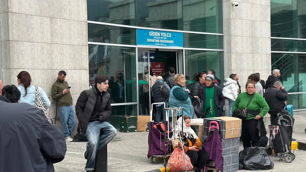 Batum’a Vizesiz Seyahat: Sarp Sınır Kapısı’nda Yoğunluk