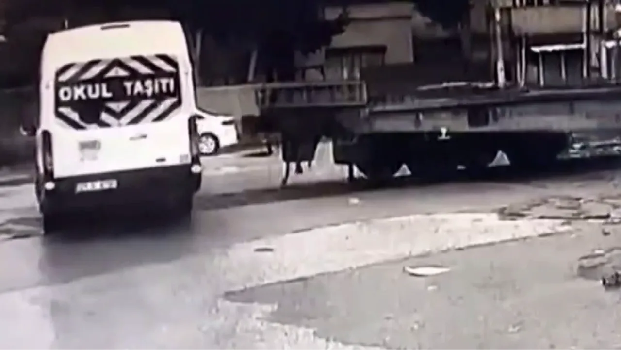 Tren Servise Çarptı: Gaziantep’te Şok Kaza Anları