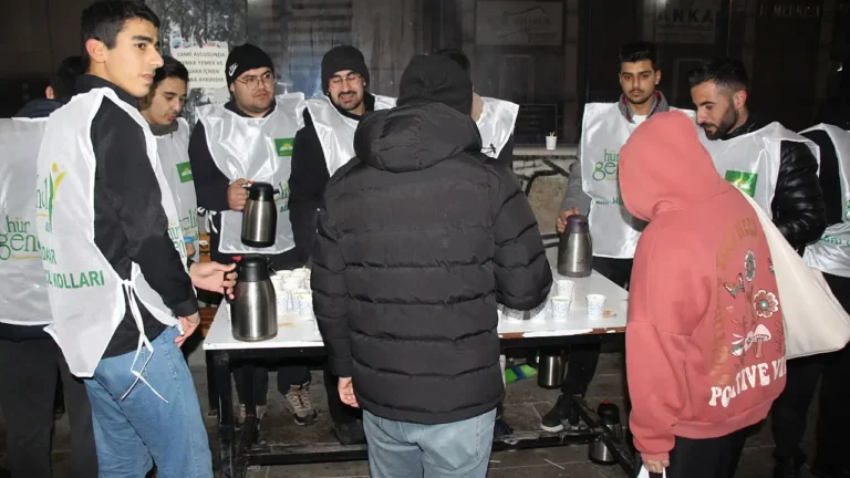 Ağrı’da Teravih Namazı Sonrası Sıcak Salep İkramı Yapıldı