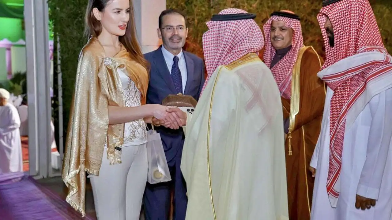 Ukrayna Büyükelçisi İftar Davetinde Kıyafetiyle Gündem Oldu