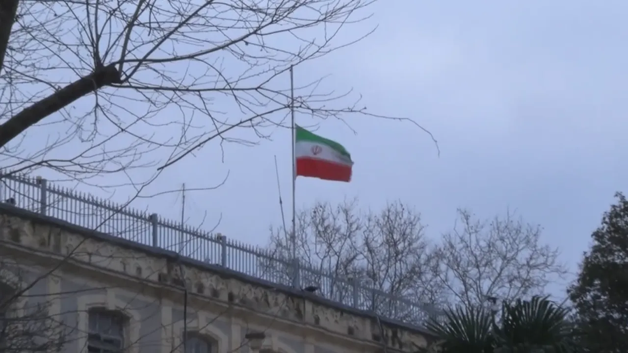 İran Başkonsolosluğu’nda Yas Atmosferi: Bayrak Yarıya İndirildi