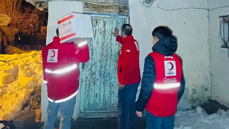 Taşlıçay’da Kızılay Gönüllüleri Ramazan Yardımlarıyla Umut Oluyor