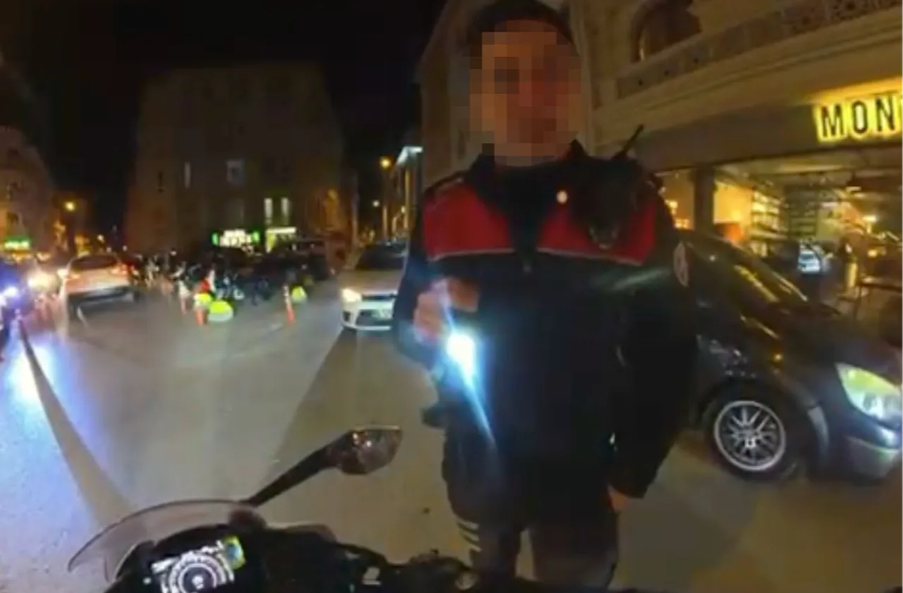 Polis ve Kurye Arasındaki Eğlenceli Diyalog Nedir?