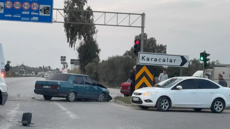 Manavgat’ta Kırmızı Işık İhlali: Trafik Kazası Kameralara Yansıdı