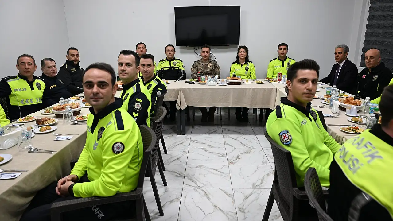 Ağrı Emniyet Müdürü Önder, Trafik Polisleriyle İftar Yemeğinde Buluştu