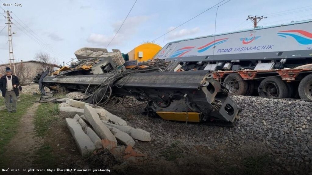 Nevşehir’de Yük Treni Tıra Çarptı, 2 Makinist Yaralandı