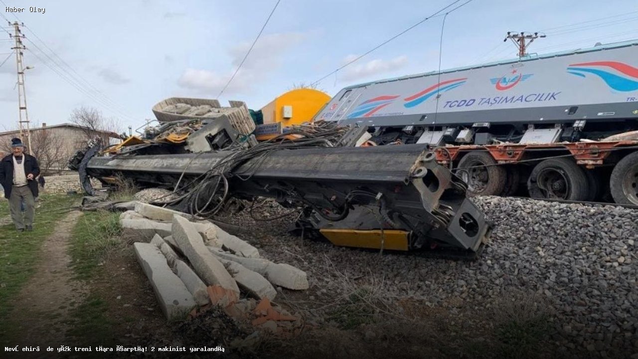 Nevşehir’de Yük Treni Tıra Çarptı, 2 Makinist Yaralandı