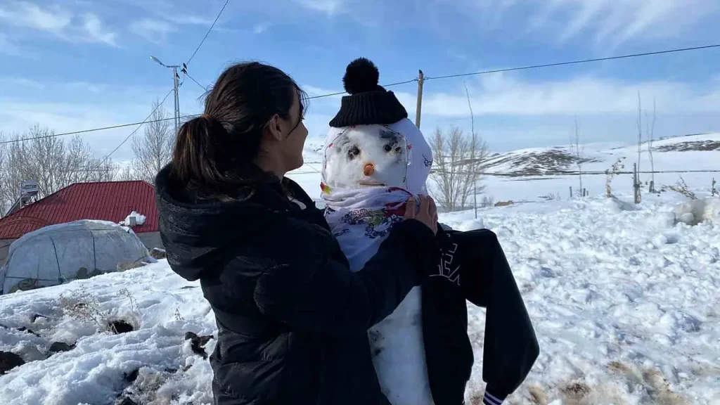 Patnos’ta Çocuklar Kardan Adam Yaparak Eğlendi