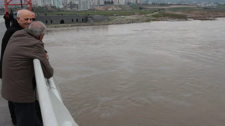 Cizre’de Dicle Nehri’ne Petrol Sızıntısı