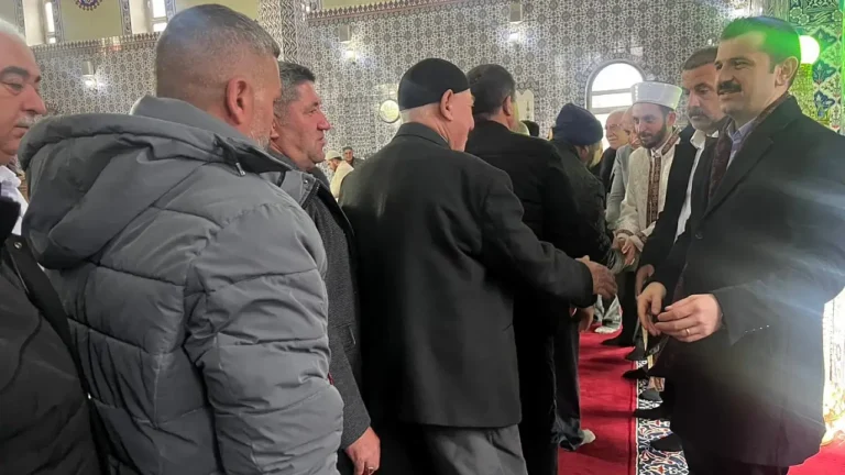 Tutak’ta Protokol ve Vatandaşlar Bayram Coşkusunu Paylaştı