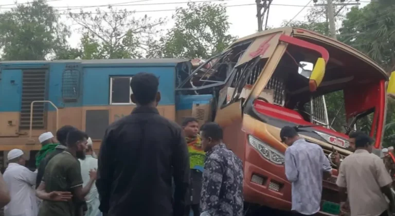 Bangladeş’te tren otobüsü biçti: 12 ölü, 20 yaralı