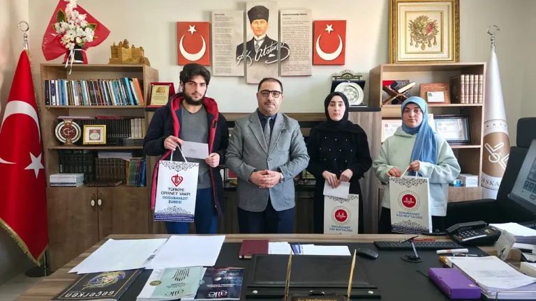 Umre Ödüllü Bilgi Yarışmasında Başarı Ödülleri Sahiplerini Buldu