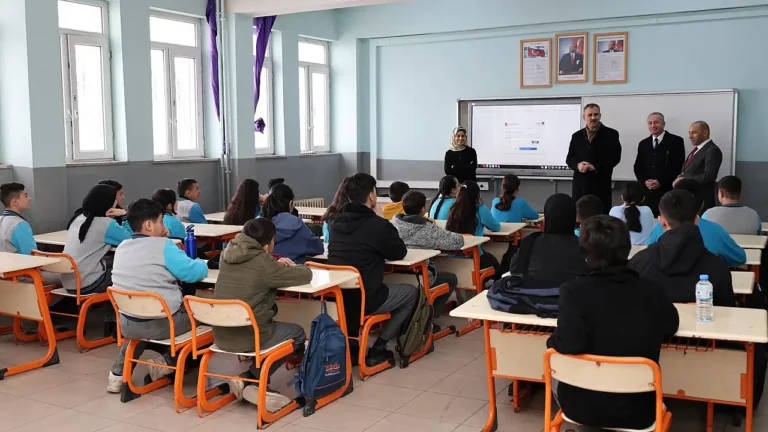 Ağrı Valisi Bozkurt’tan Okullara Önemli Ziyaretler