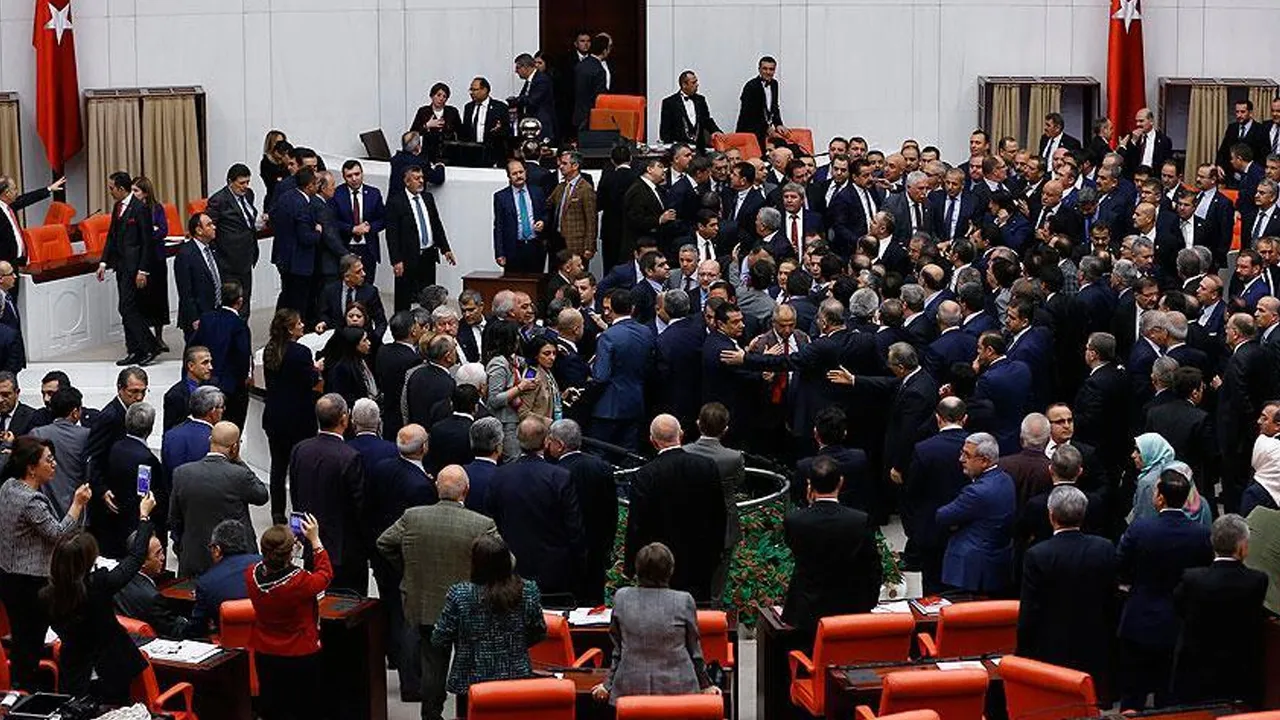 TBMM Kavgalardan Bıkan Vatandaşlar Vekillere Edep Dersi İstiyor