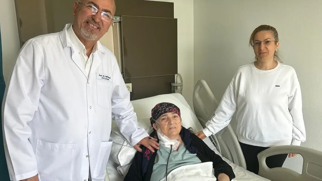 73 Yaşındaki Kadının 20 Yıllık Tümörü Başarıyla Alındı