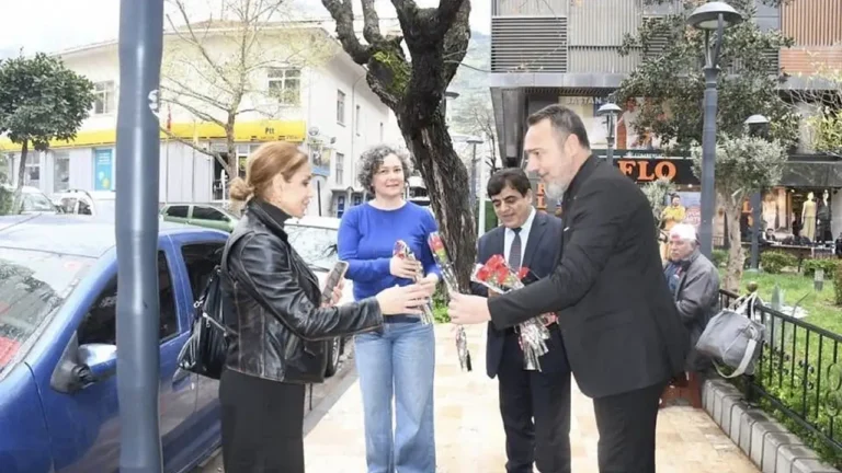 Dünya Ağrılılar Günü’nde 404 Karanfil Dağıtıldı