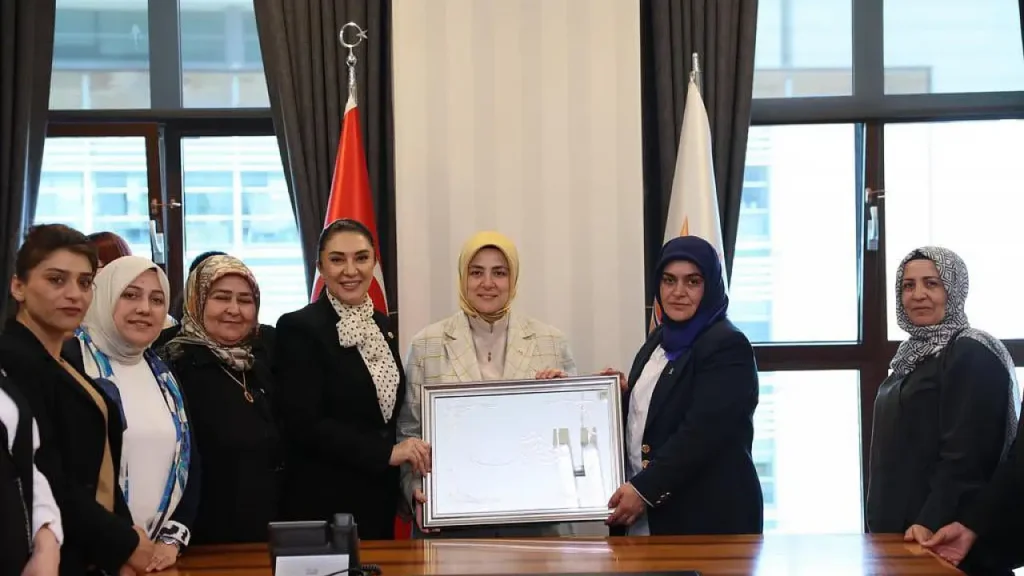 Ağrı Kadın Kolları Genel Merkez’i Ziyaret Etti