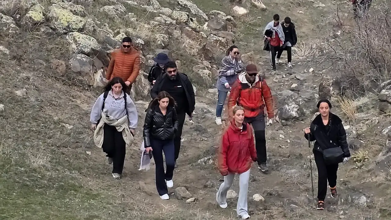 Ağrı Dağı Eteklerinde Çiriş Otuyla Doğa Yürüyüşü Keyfi