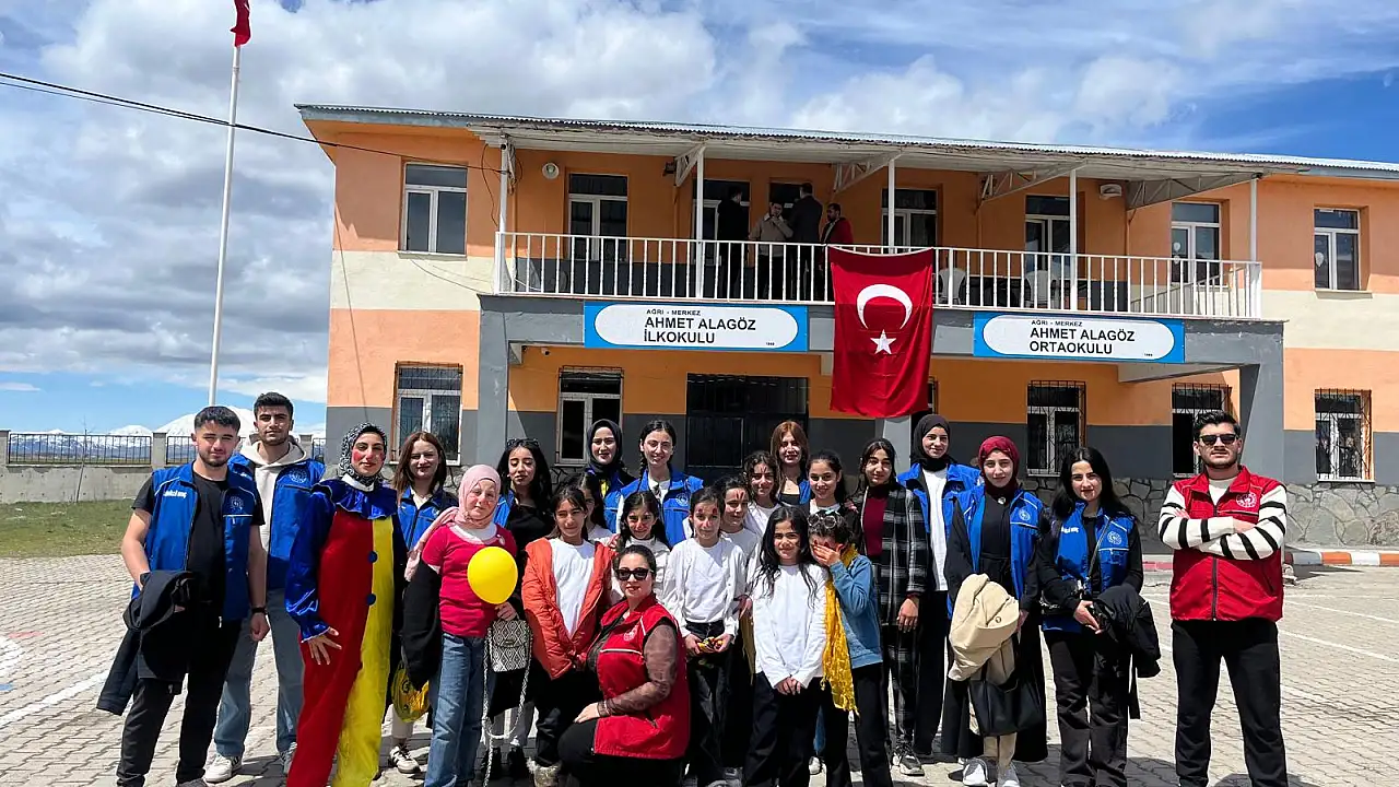 Ağrı’da 23 Nisan Coşkusu: Minikler Eğlencenin Tadını Çıkarıyor