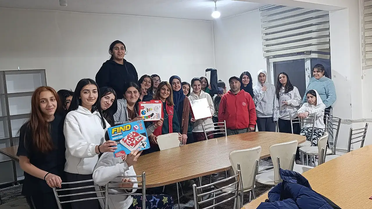 Ağrı Gençlik Merkezi’nde Gençler İçin Zeka Oyunları Etkinliği
