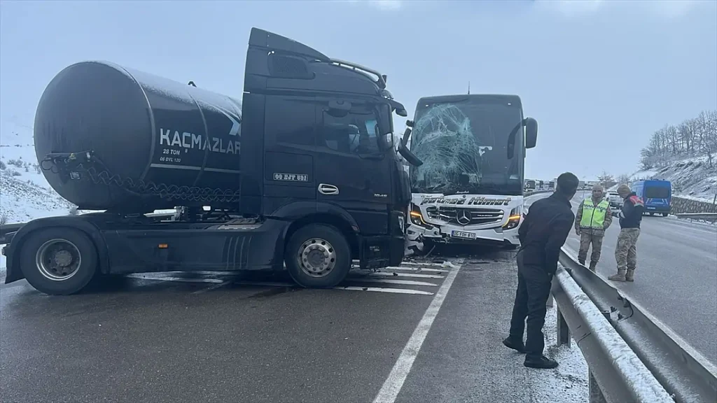 Erzurum’da Ağrı Otobüsü ile Zincirleme Kaza: 5 Yaralı