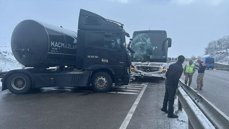 Erzurum’da Ağrı Otobüsü ile Zincirleme Kaza: 5 Yaralı