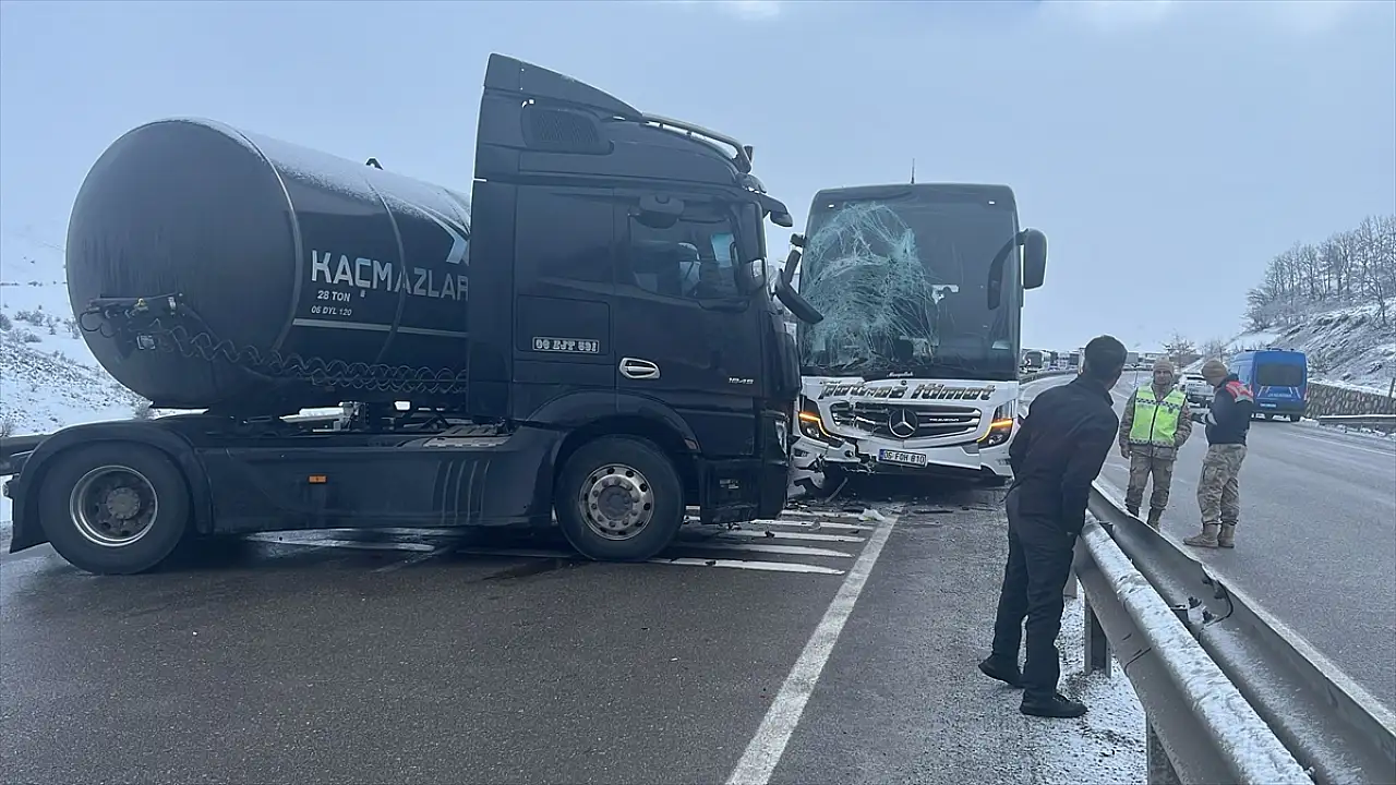 Erzurum’da Ağrı Otobüsü ile Zincirleme Kaza: 5 Yaralı