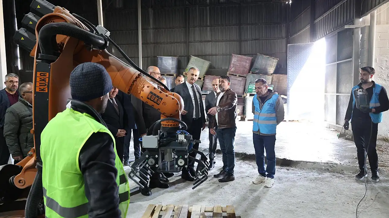 Ağrı Valisi Önder Bozkurt, Doğubayazıt’taki sanayi yatırımlarını inceledi