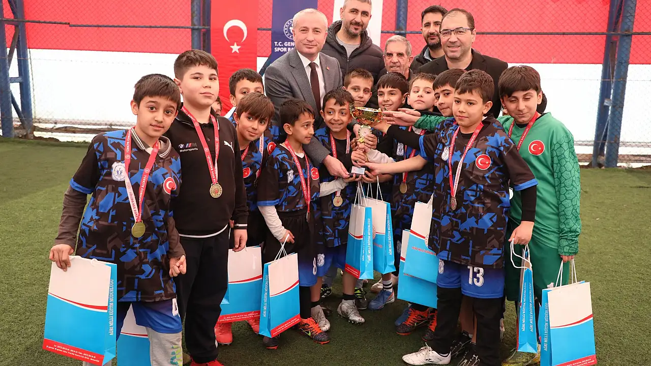 Ağrı’da 23 Nisan Coşkusu Minikler Futbol Turnuvasıyla Yaşandı