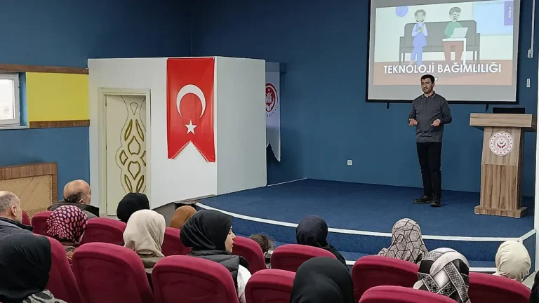 Ağrı’da Ailelere Teknoloji Bağımlılığı Eğitimi Verildi