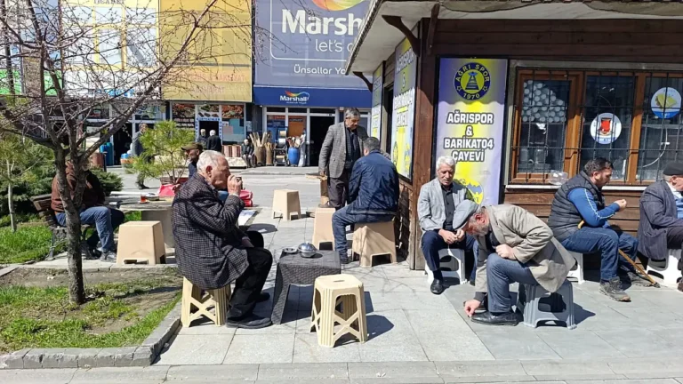Ağrı’da Bahar Sevinci: Dedeler Dışarıda Sohbet Ediyor