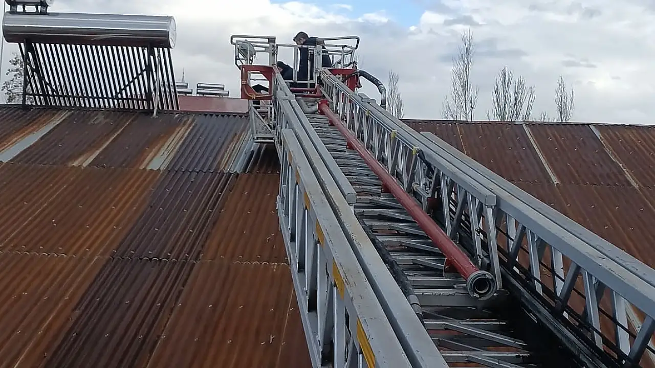 Ağrı’da Çatı Yangınına Mahalleli Müdahale Etti