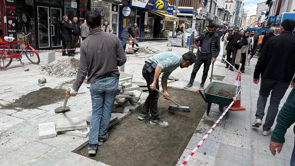Ağrı’da Cumhuriyet Caddesi Bordür Yenileme Çalışmaları Başladı