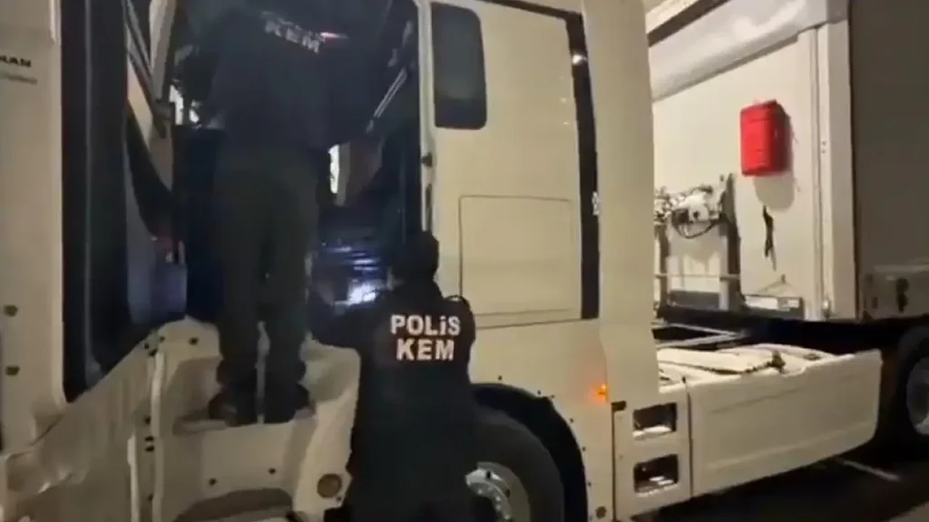 Ağrı’da Uyuşturucu Operasyonu: Dorse İçindeki Gizli Paketler