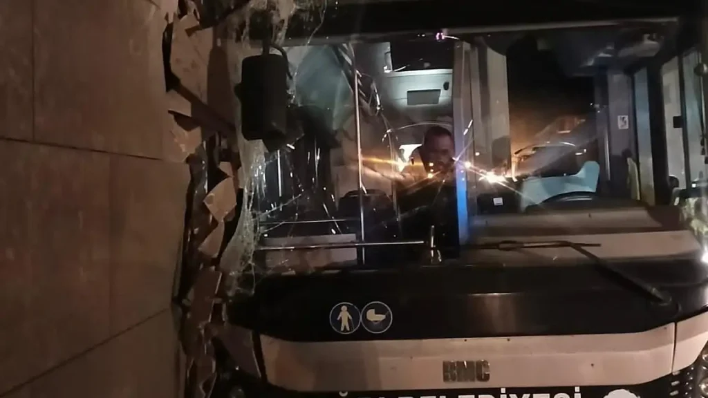 Ağrı’da Otobüs Kazası: Kontrolden Çıkan Araç Facianın Eşiğinden Döndü