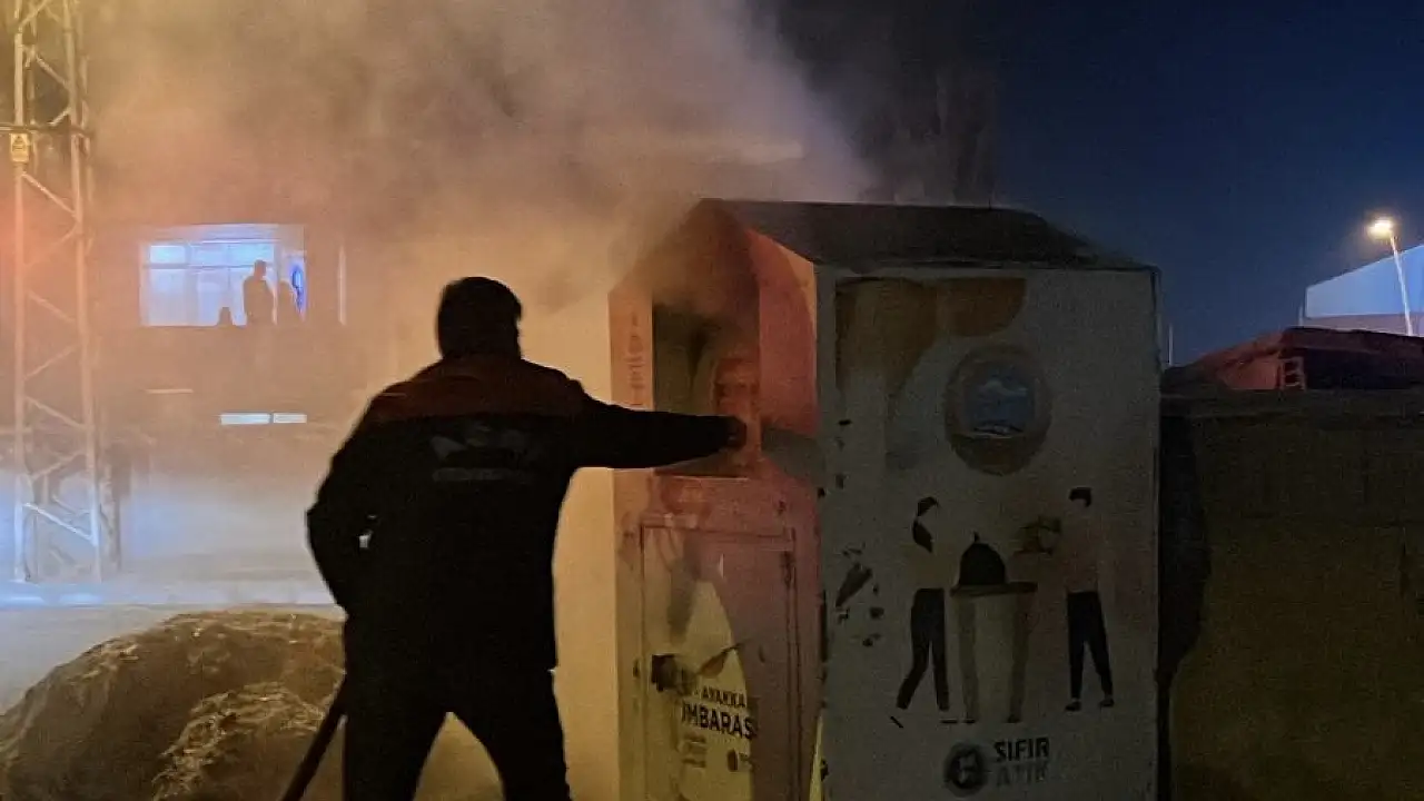 Ağrı’da Geri Dönüşüm Kutusuna Yangın: Kimler Sorumlu?