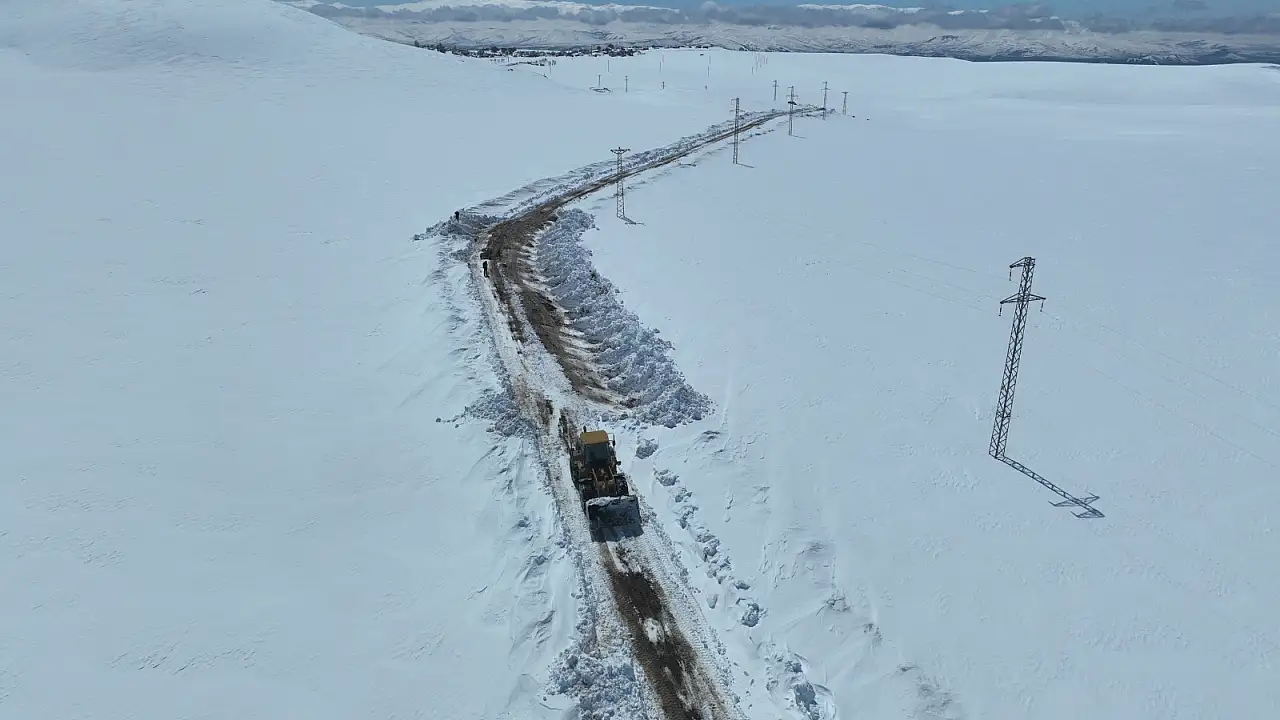 Ağrı’da İlkbaharda Karla Mücadele Sürüyor