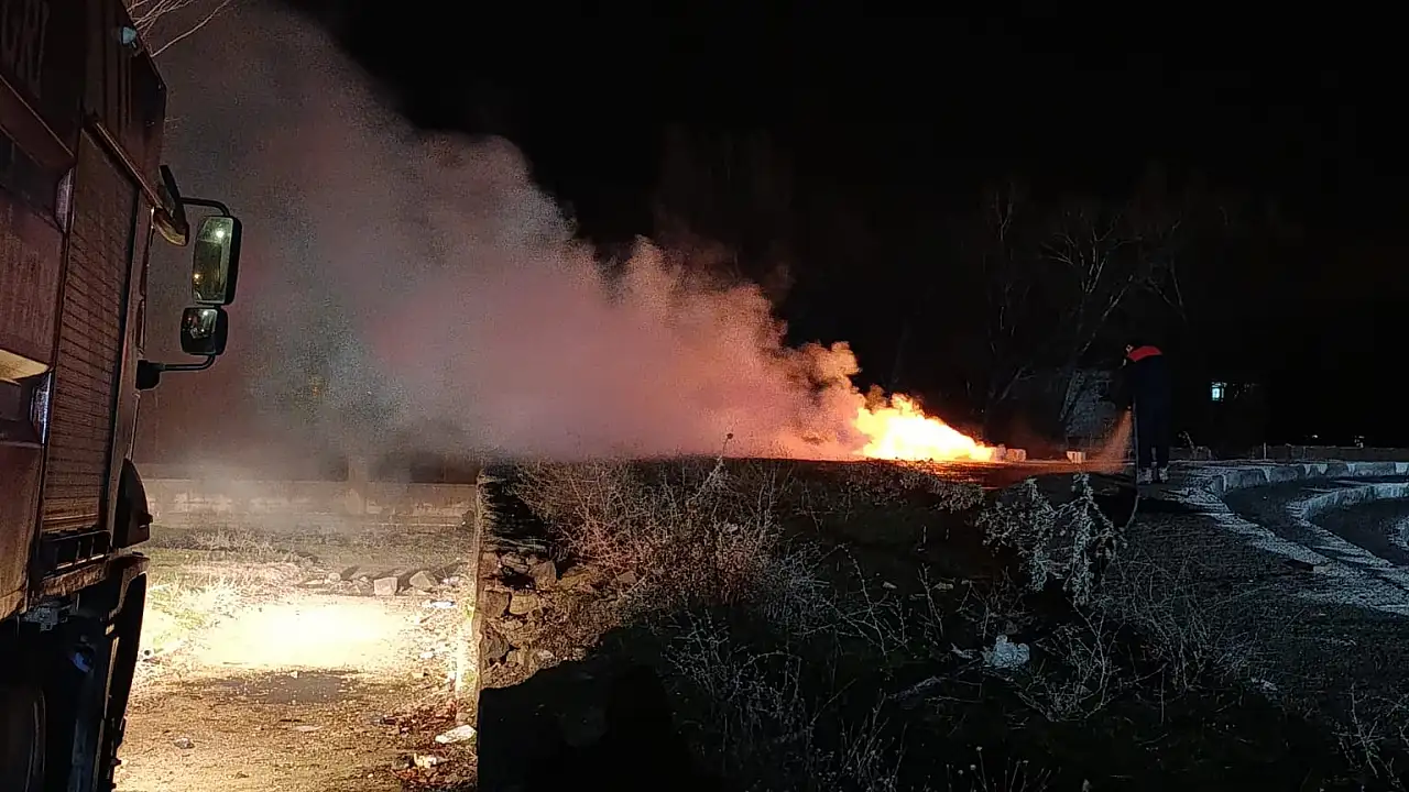 Ağrı’da Lastik Yangını Mahallede Panik Yarattı