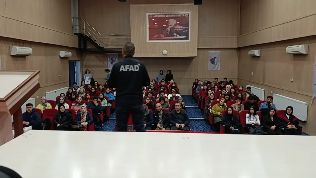 Ağrı’da Üniversite Öğrencilerine Afet Bilinçlendirme Eğitimi Verildi