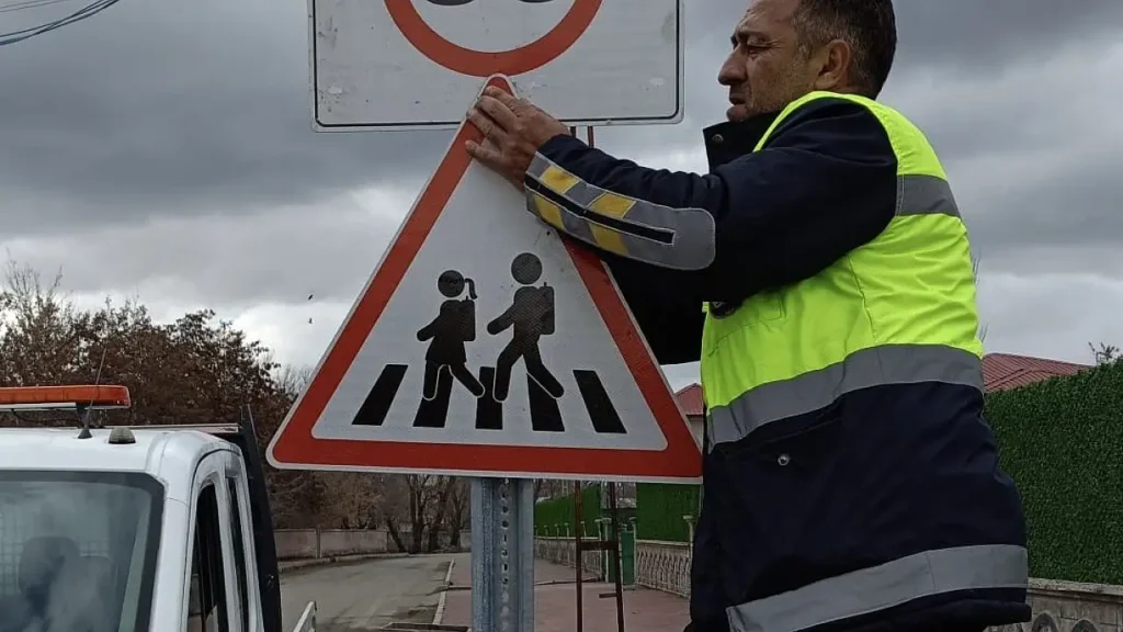 Ağrı’da Trafik Güvenliği İçin Uyarı Levhaları Yenilendi