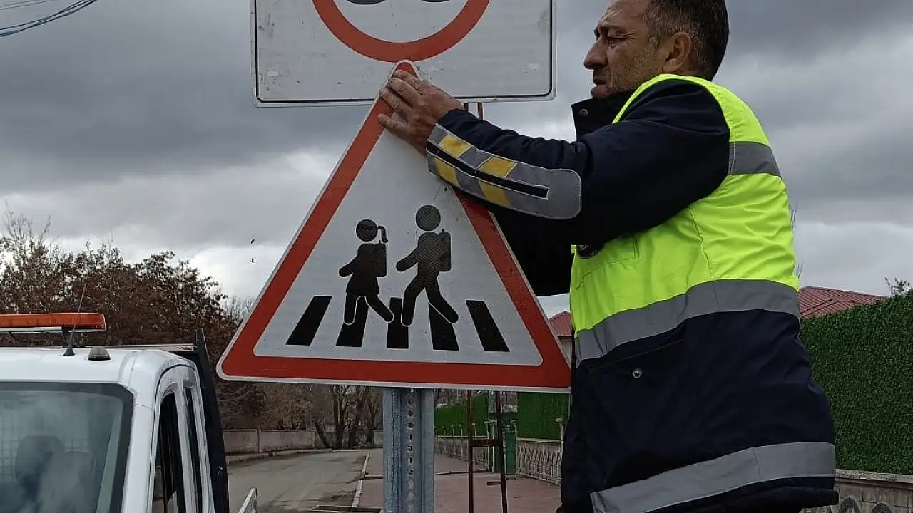 Ağrı’da Trafik Güvenliği İçin Uyarı Levhaları Yenilendi