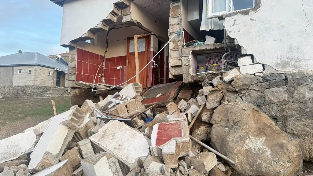 Ağrı’daki Deprem Sonrası Köylerde Hasar Tespit Edildi
