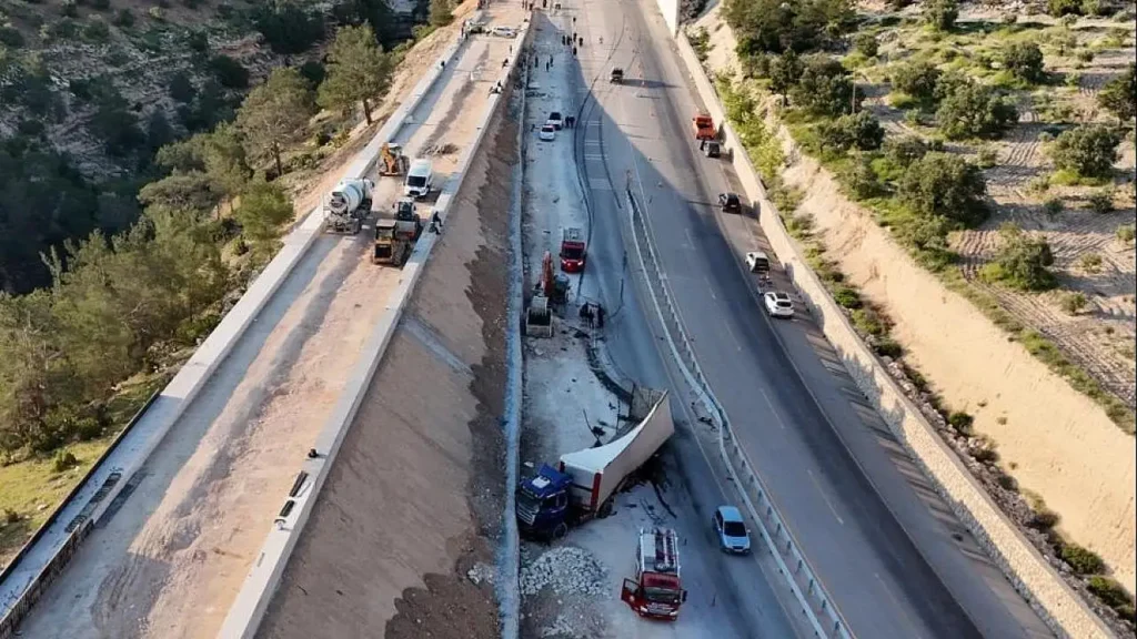 Mersin’de Tır Kazası: Ağrılı İşçi Hayatını Kaybetti, 4 Yaralı