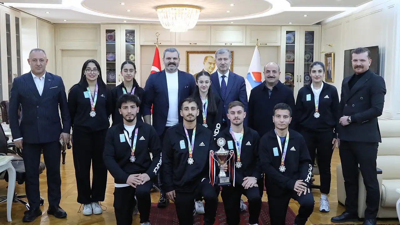 AİÇÜ Badminton Takımı Rektör Gülçin’i Ziyaret Etti