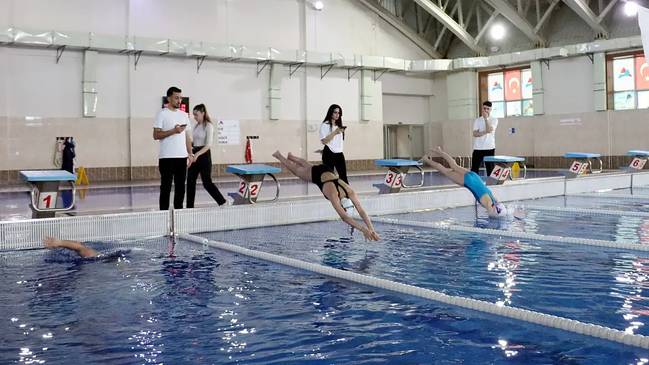 AİÇÜ’de 23 Nisan Ulusal Egemenlik Yüzme Yarışması Düzenlendi