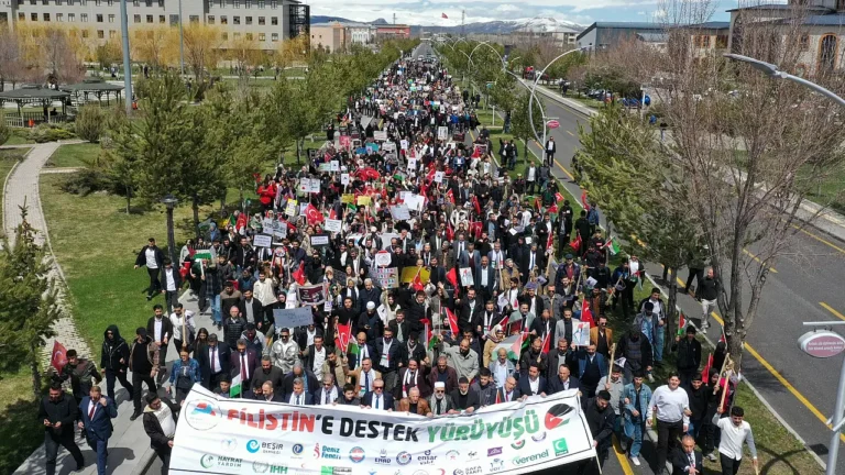 AİÇÜ’de Filistin İçin Anlamlı Yürüyüş Gerçekleşti