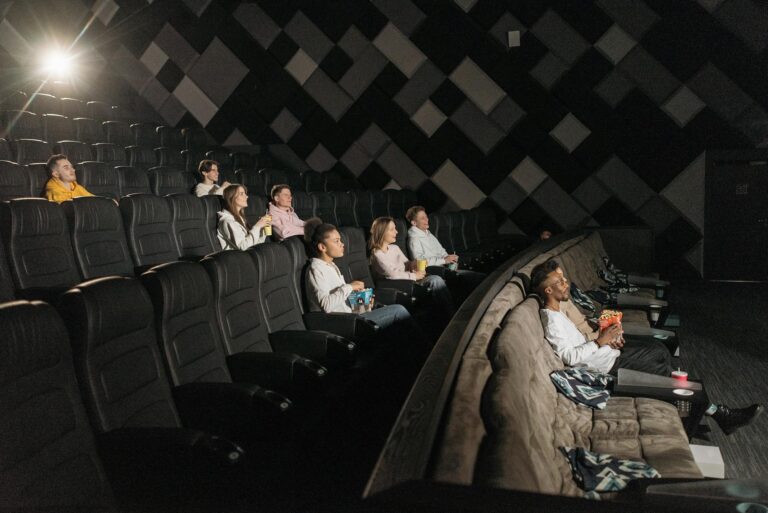 Backrooms filmi ile gizemli bir yolculuğa çıkın!