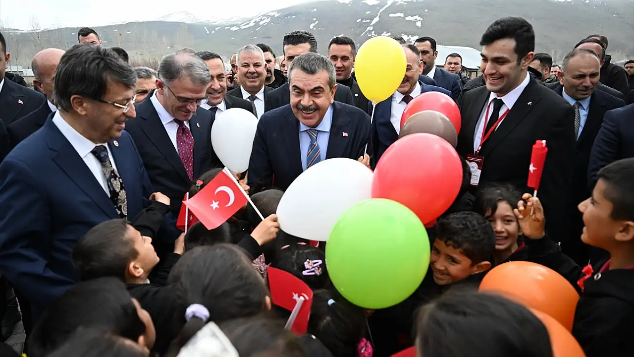Bakan Tekin, Van’da Öğrencilerle Buluşarak Eğitimi İnceledi
