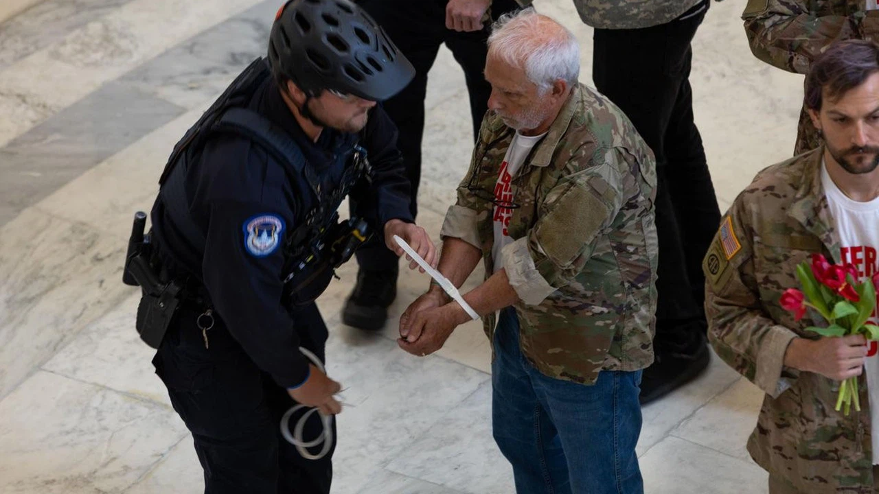 Washington’da Gazilerden İran Savaşına Karşı Kelepçeli Protesto