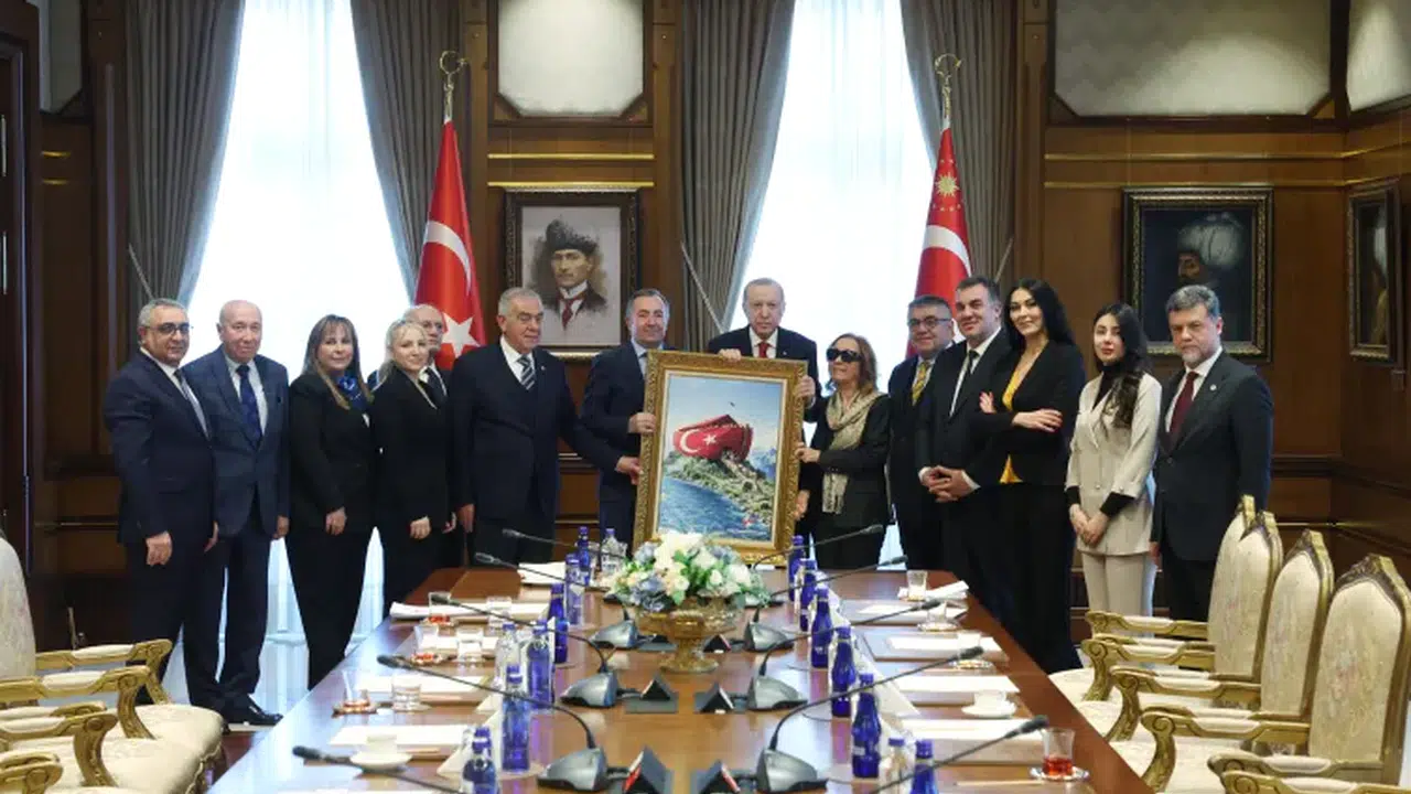 Cumhurbaşkanı Erdoğan, Türk Demokrasi Vakfı Heyetini Ağırladı